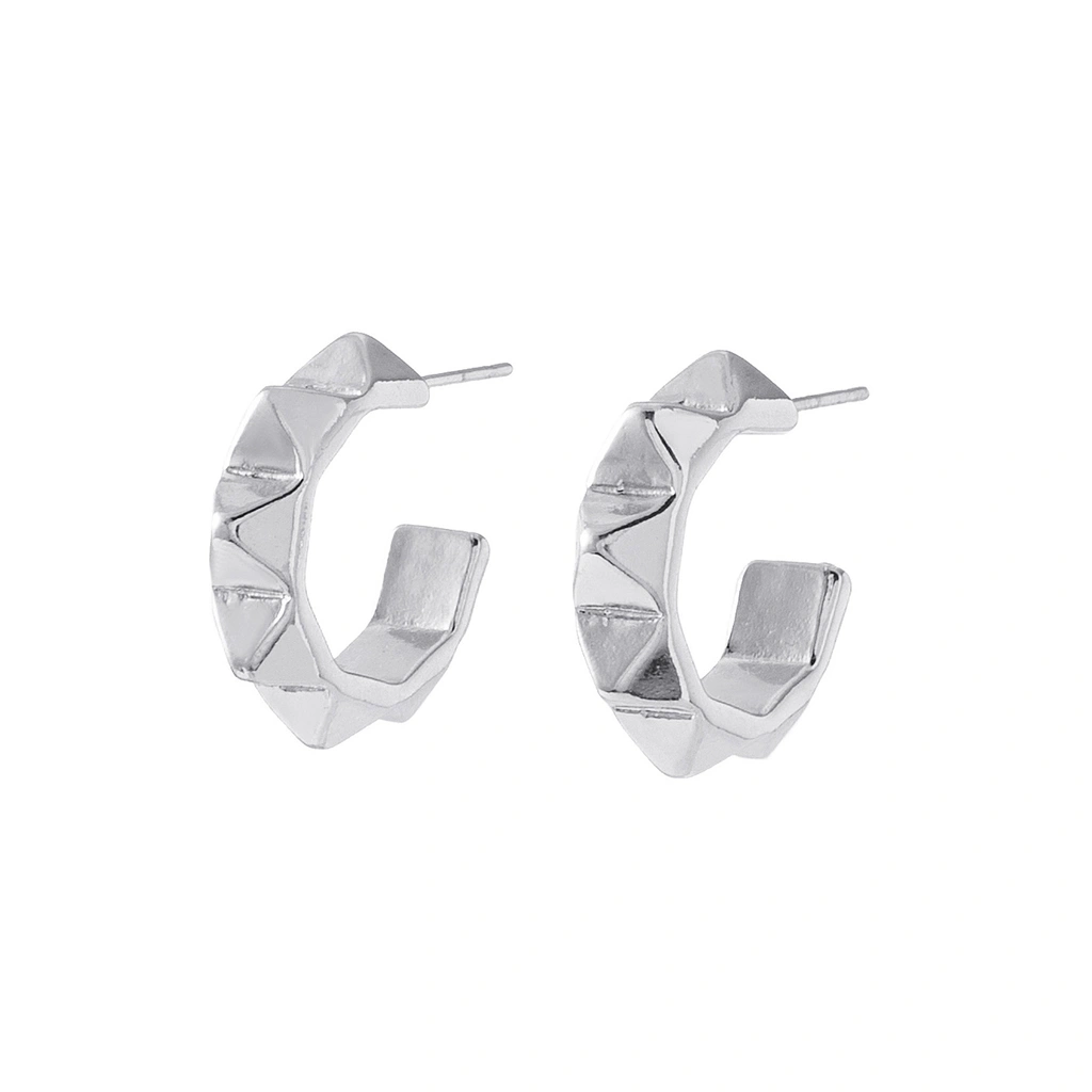Silverfärgade örhängen, hoops med nitar - 0,5x1,5 cm