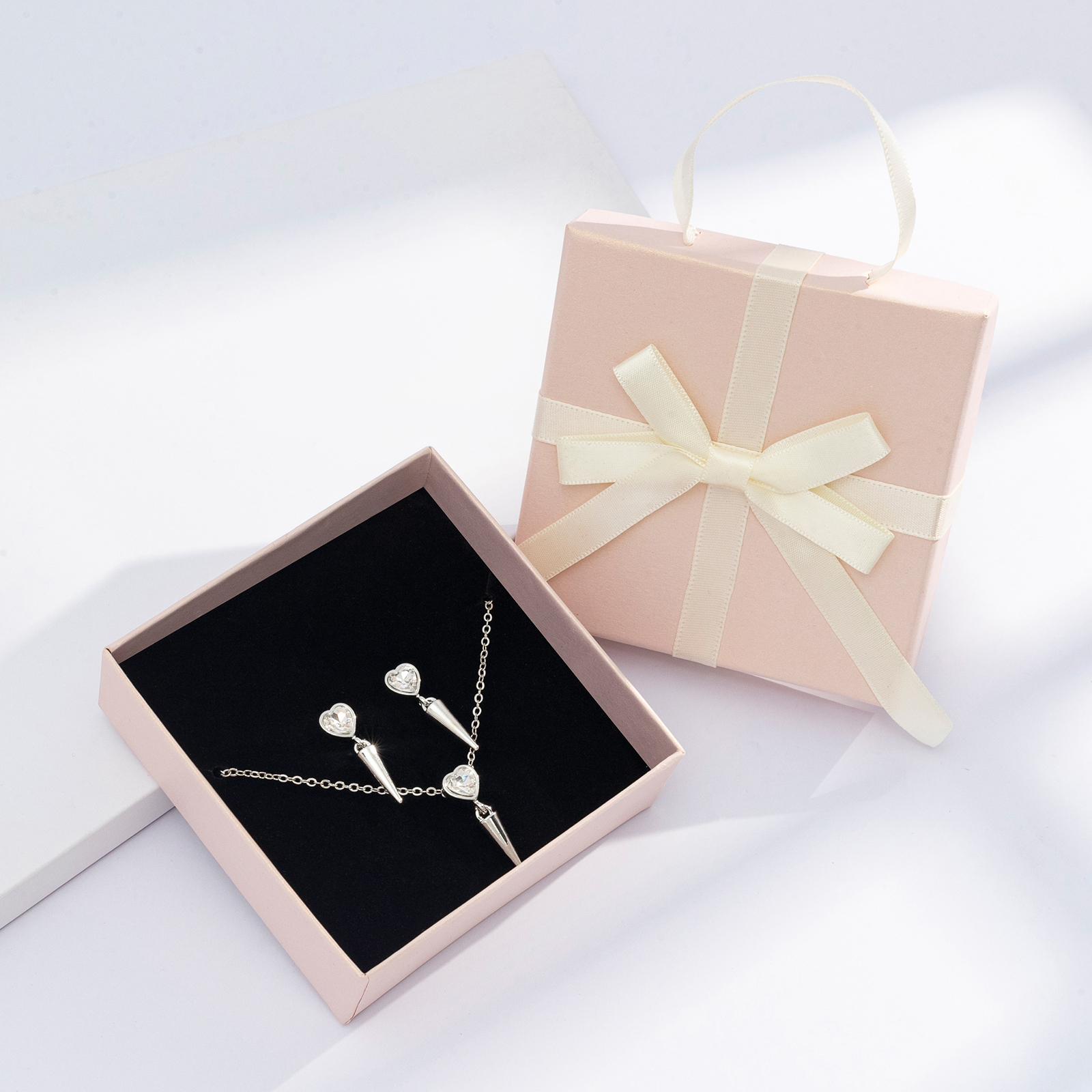Silverfärgat smyckesset, hjärta med nit - 42+7cm