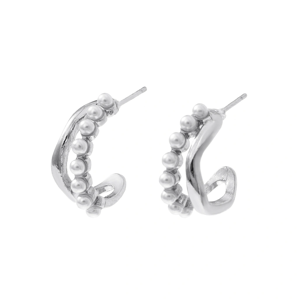 Silverfärgade örhängen, vågiga C-hoops med pärlor - 1,7 cm